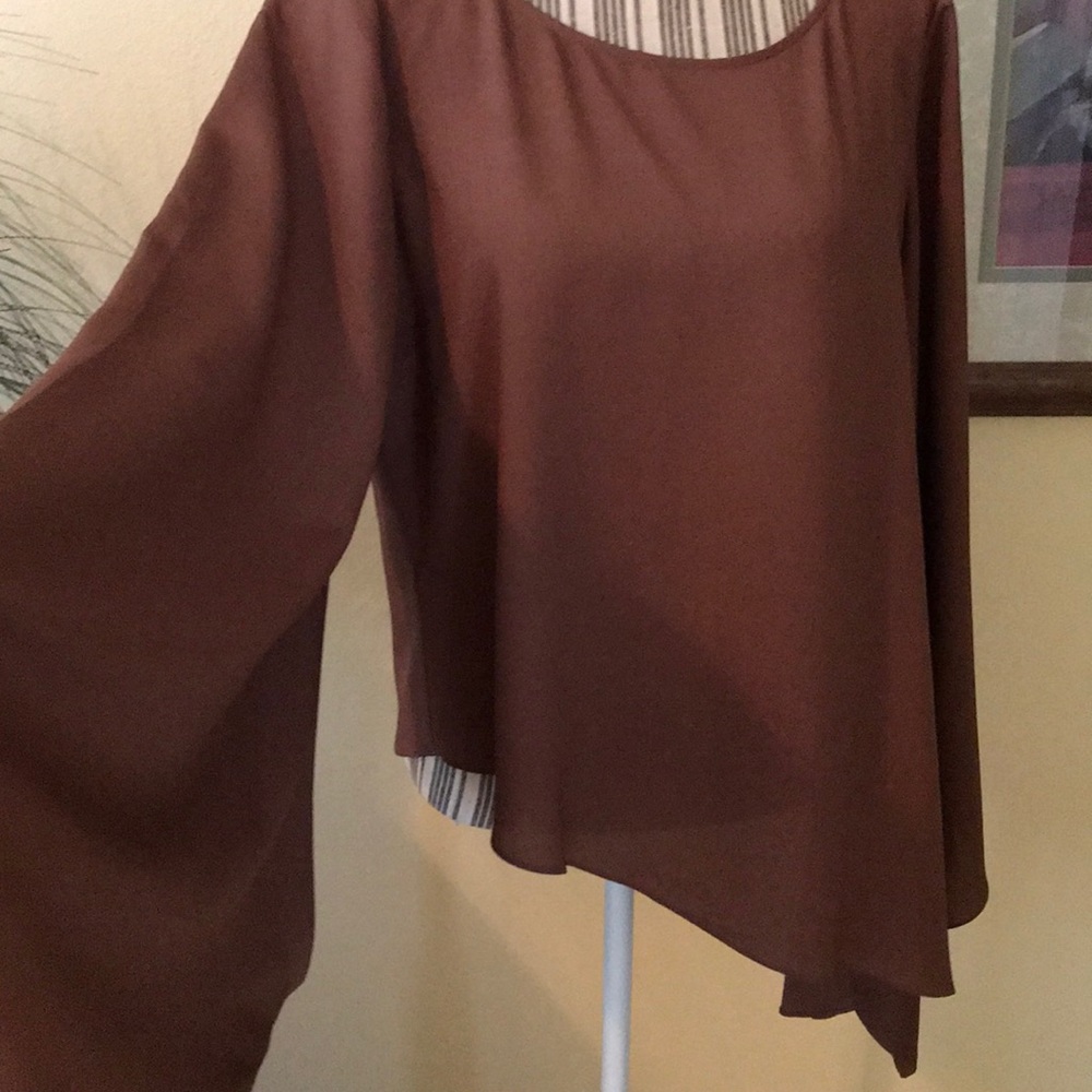 Flowing asymmetrical top